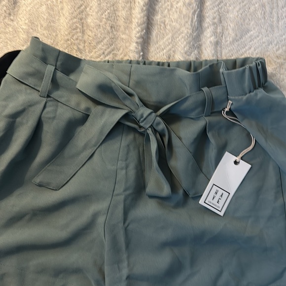 DRESSY SHORTS - Picture 2 of 4